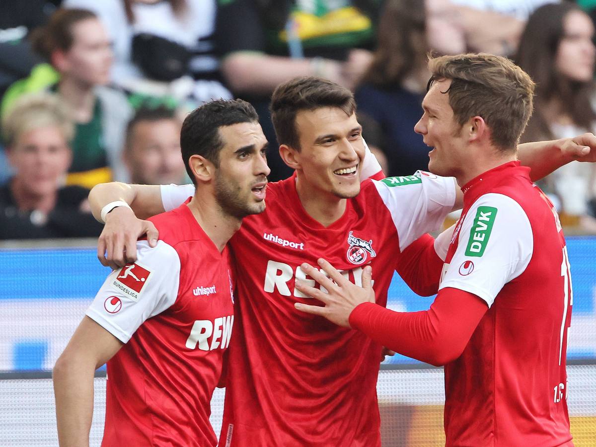 Dejan Ljubicic (m.) bejubelt gemeinsam mit Ellyes Skhiri (l.) und Luca Kilian seinen Treffer zum 3:0 gegen Borussia Mönchengladbach (16. April 2022).