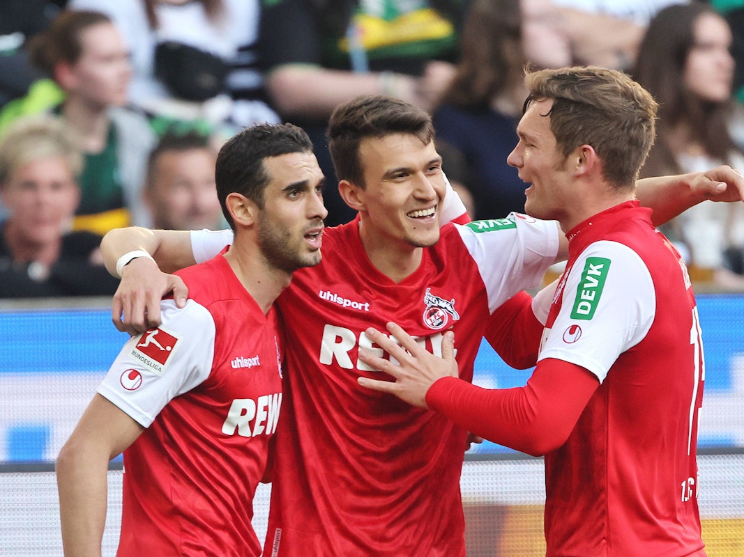 Dejan Ljubicic (m.) bejubelt gemeinsam mit Ellyes Skhiri (l.) und Luca Kilian seinen Treffer zum 3:0 gegen Borussia Mönchengladbach (16. April 2022).