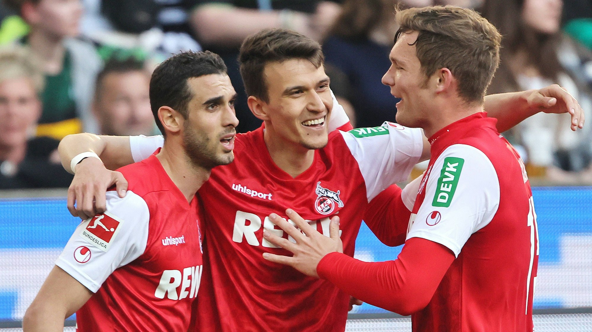 Dejan Ljubicic (m.) bejubelt gemeinsam mit Ellyes Skhiri (l.) und Luca Kilian seinen Treffer zum 3:0 gegen Borussia Mönchengladbach (16. April 2022).