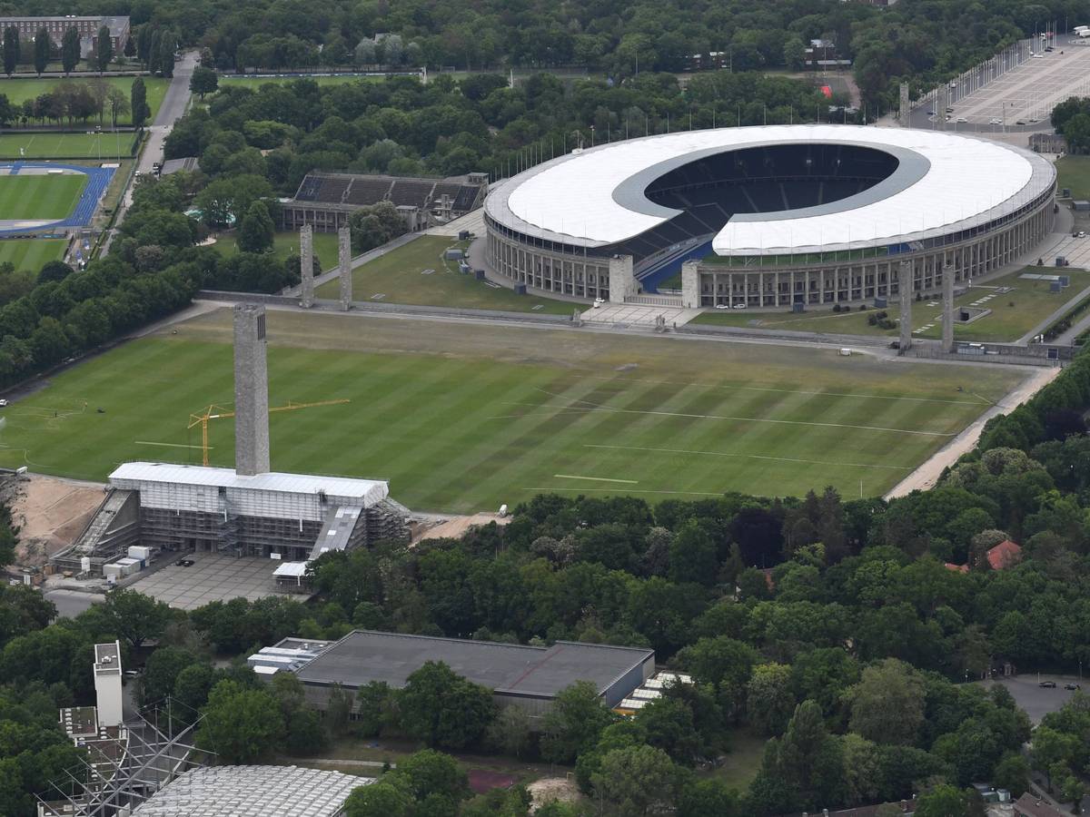 Das Maifeld in Berlin mit dem Glockenturm im Vordergrund und dem Olympiastadion im Hintergrund.