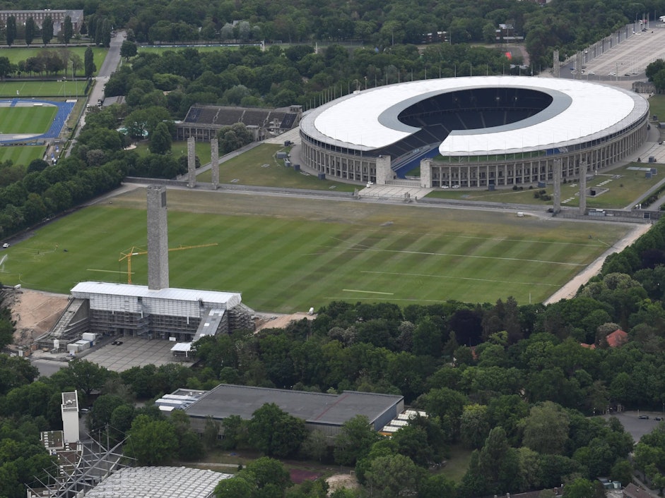 Das Maifeld in Berlin mit dem Glockenturm im Vordergrund und dem Olympiastadion im Hintergrund.