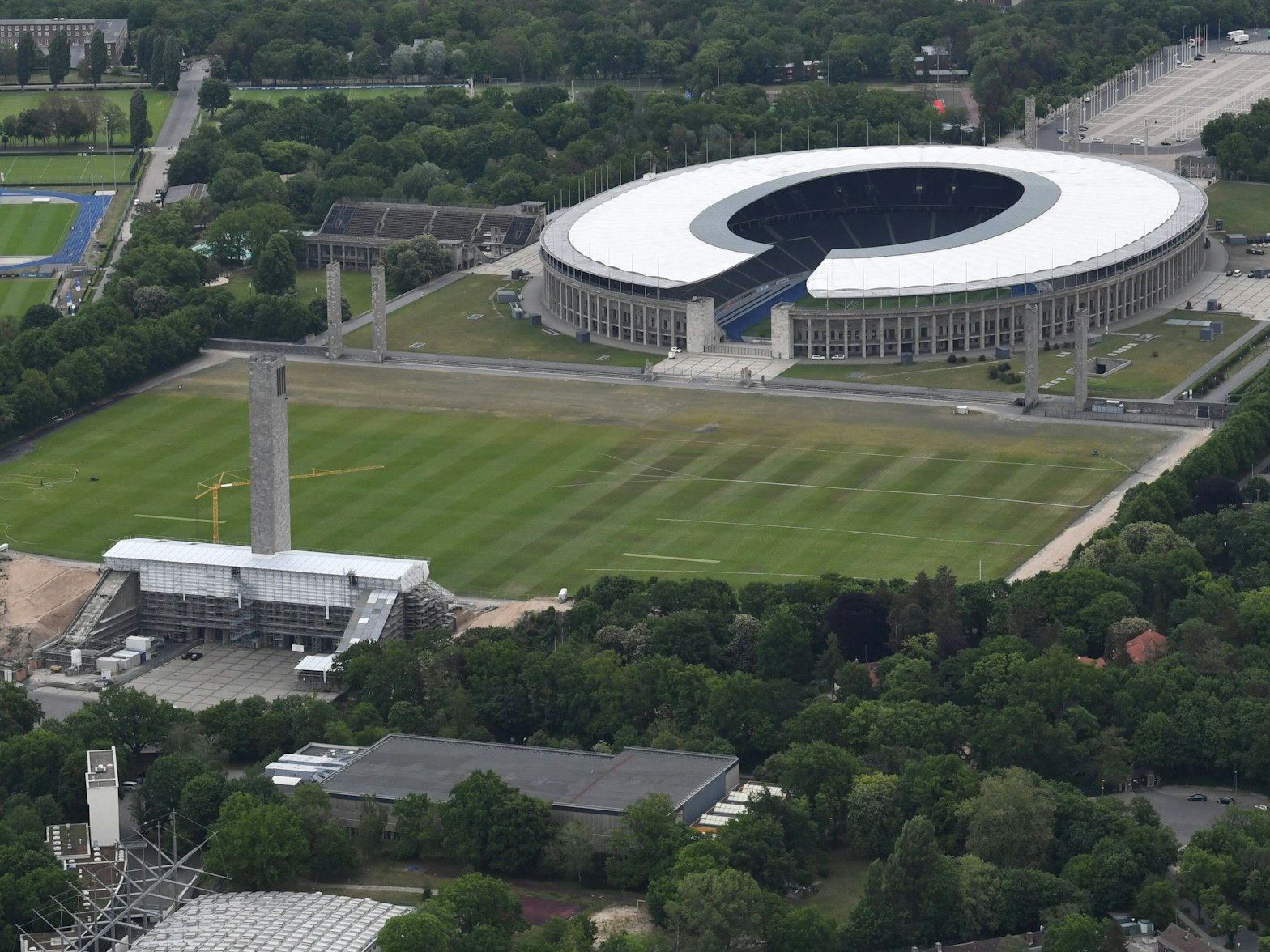Das Maifeld in Berlin mit dem Glockenturm im Vordergrund und dem Olympiastadion im Hintergrund.