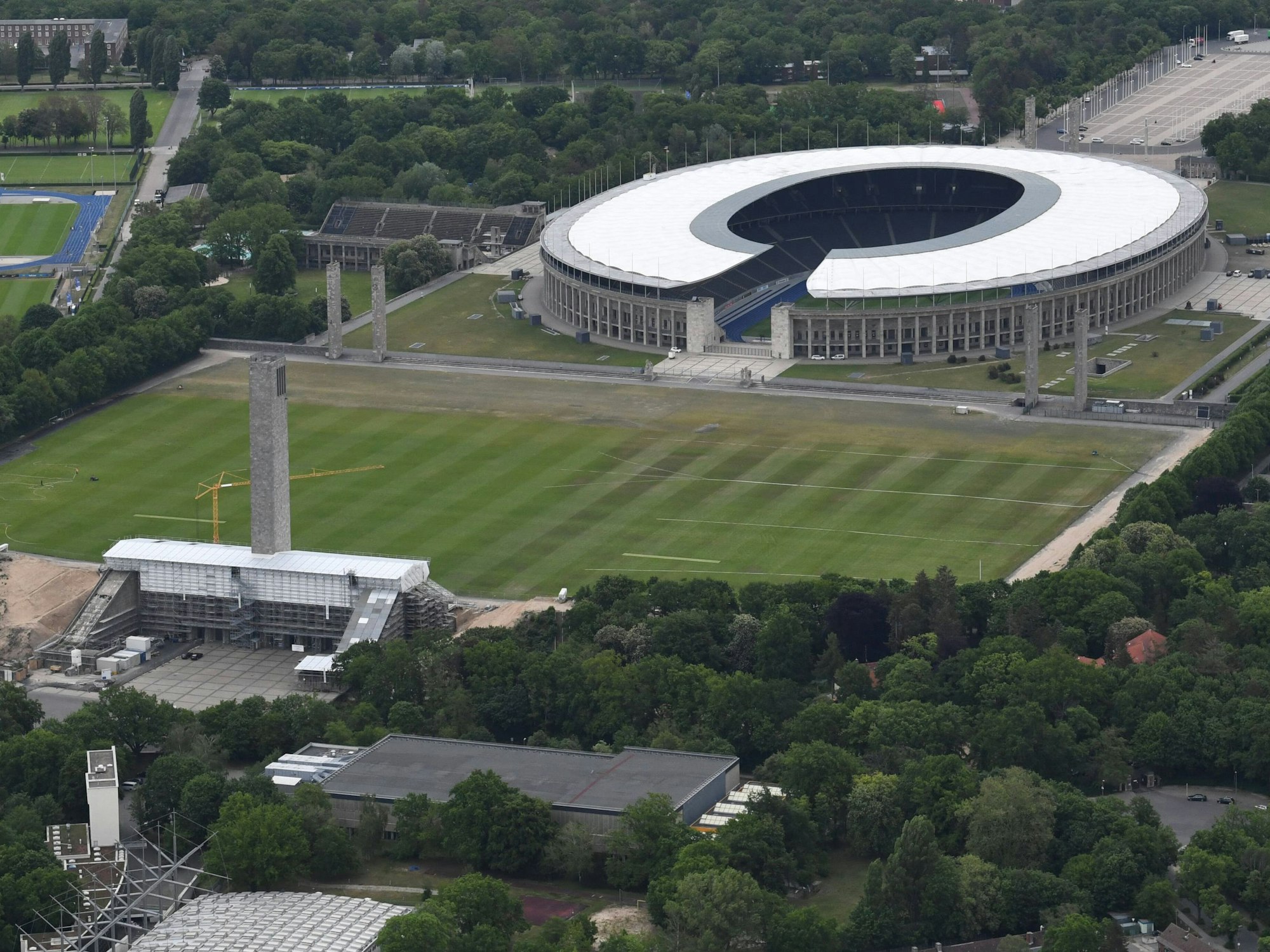 Das Maifeld in Berlin mit dem Glockenturm im Vordergrund und dem Olympiastadion im Hintergrund.