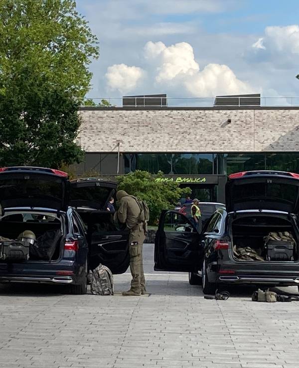 10.06.2022, Nordrhein-Westfalen, Hamm: Spezialkräfte der Polizei sind auf dem Gelände der Hochschule Hamm-Lippstadt im Einsatz. An der Hochschule Hamm-Lippstadt hat ein 34-jähriger Mann mit einem Messer mehrere Menschen angegriffen und vier Personen verletzt, einige von ihnen schwer. Er wurde von Studenten überwältigt und festgehalten, bis Polizisten ihn festnahmen. Foto: Andreas Rother/Westfälischer Anzeiger/dpa +++ dpa-Bildfunk +++