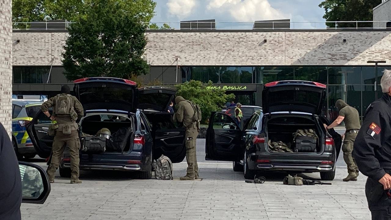 10.06.2022, Nordrhein-Westfalen, Hamm: Spezialkräfte der Polizei sind auf dem Gelände der Hochschule Hamm-Lippstadt im Einsatz. An der Hochschule Hamm-Lippstadt hat ein 34-jähriger Mann mit einem Messer mehrere Menschen angegriffen und vier Personen verletzt, einige von ihnen schwer. Er wurde von Studenten überwältigt und festgehalten, bis Polizisten ihn festnahmen. Foto: Andreas Rother/Westfälischer Anzeiger/dpa +++ dpa-Bildfunk +++