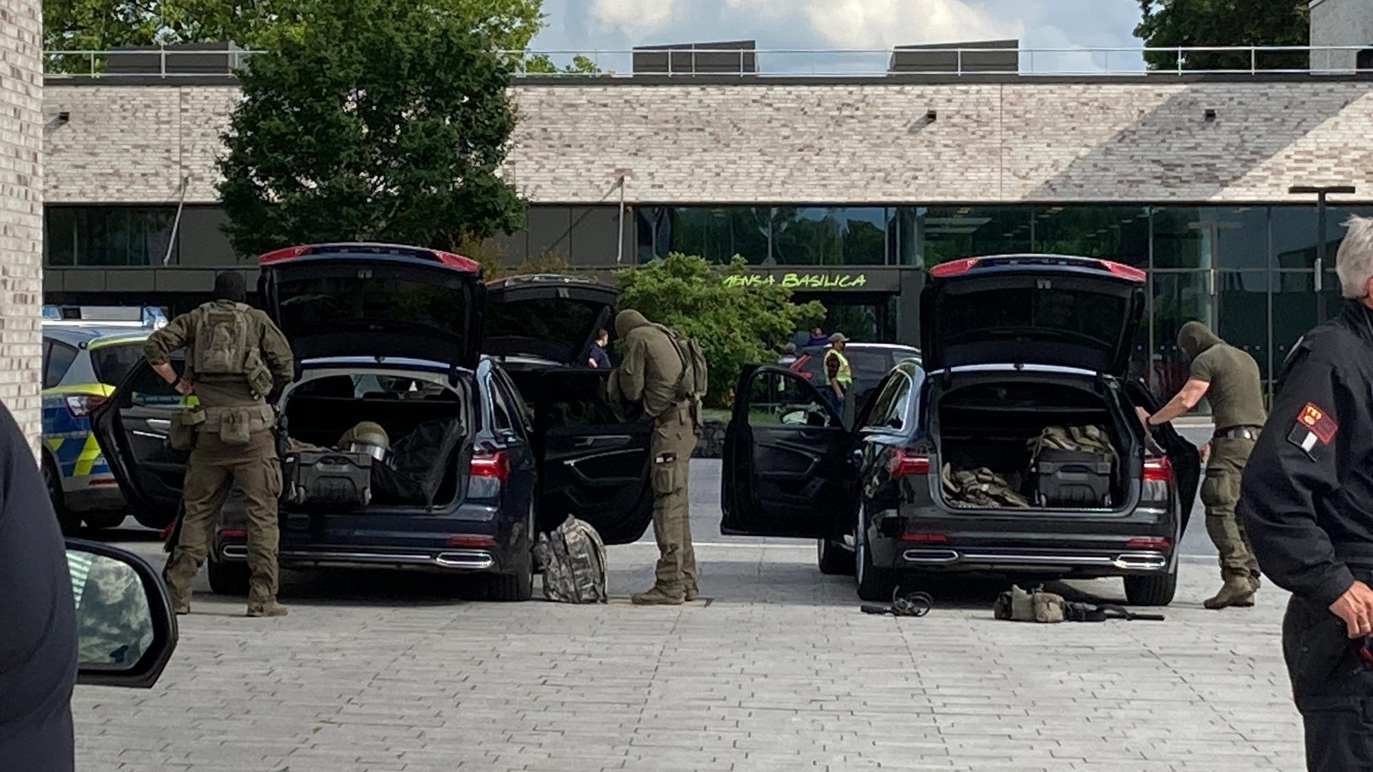 10.06.2022, Nordrhein-Westfalen, Hamm: Spezialkräfte der Polizei sind auf dem Gelände der Hochschule Hamm-Lippstadt im Einsatz. An der Hochschule Hamm-Lippstadt hat ein 34-jähriger Mann mit einem Messer mehrere Menschen angegriffen und vier Personen verletzt, einige von ihnen schwer. Er wurde von Studenten überwältigt und festgehalten, bis Polizisten ihn festnahmen. Foto: Andreas Rother/Westfälischer Anzeiger/dpa +++ dpa-Bildfunk +++