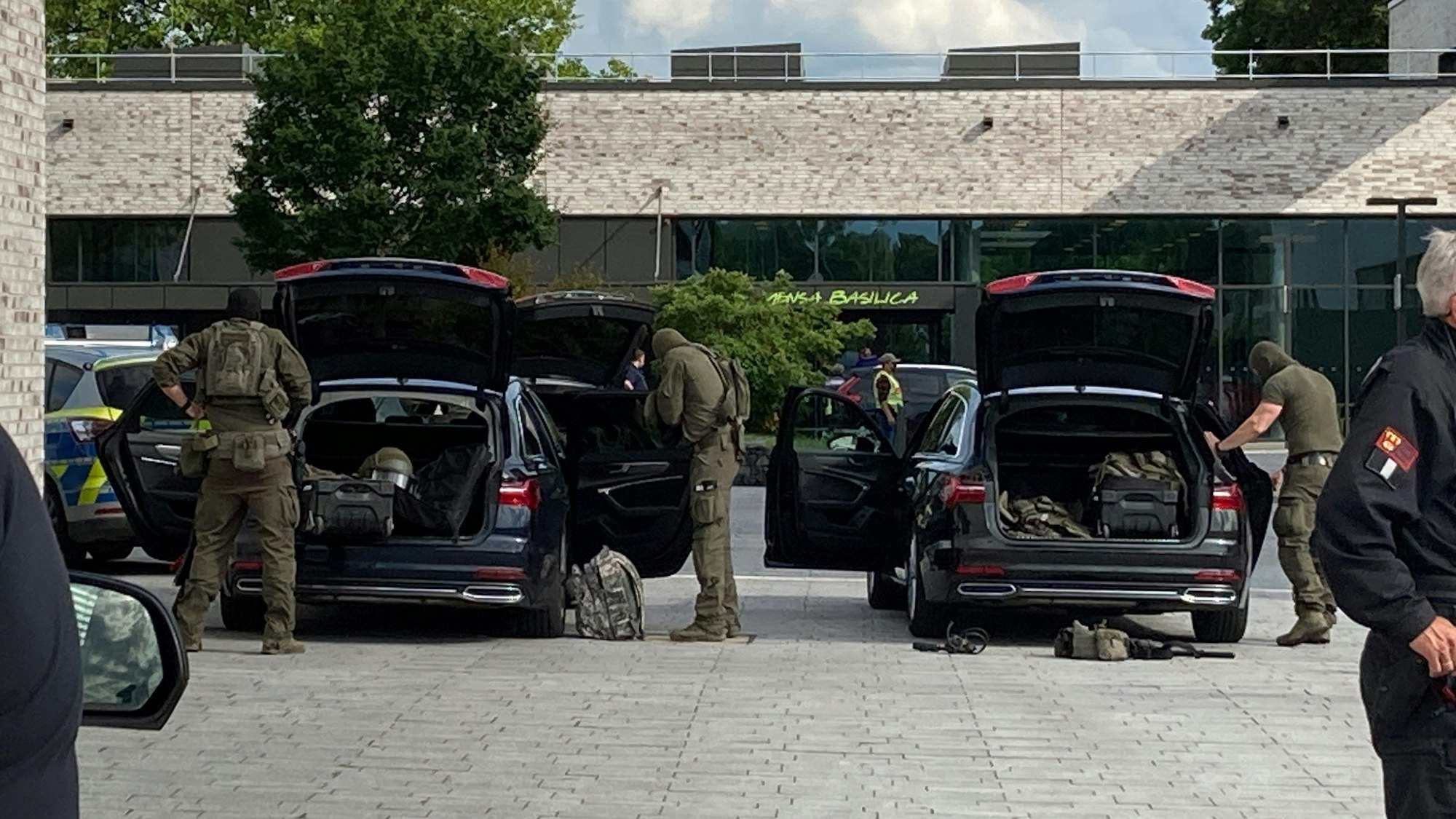 10.06.2022, Nordrhein-Westfalen, Hamm: Spezialkräfte der Polizei sind auf dem Gelände der Hochschule Hamm-Lippstadt im Einsatz. An der Hochschule Hamm-Lippstadt hat ein 34-jähriger Mann mit einem Messer mehrere Menschen angegriffen und vier Personen verletzt, einige von ihnen schwer. Er wurde von Studenten überwältigt und festgehalten, bis Polizisten ihn festnahmen. Foto: Andreas Rother/Westfälischer Anzeiger/dpa +++ dpa-Bildfunk +++