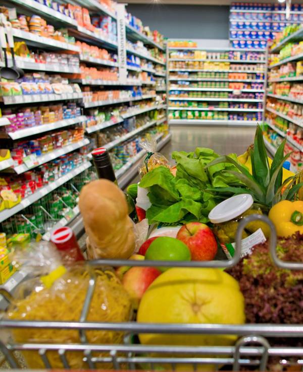 Ein Sesam-Dip wird wegen Salmonellen-Gefahr zurückgerufen. Unser Symbolbild zeigt einen Einkaufswagen in einem Supermarkt.picture alliance/dpa/Gina Sanders