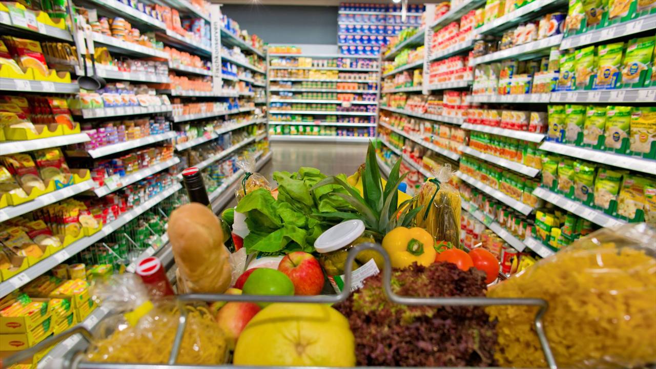 Ein Sesam-Dip wird wegen Salmonellen-Gefahr zurückgerufen. Unser Symbolbild zeigt einen Einkaufswagen in einem Supermarkt.picture alliance/dpa/Gina Sanders