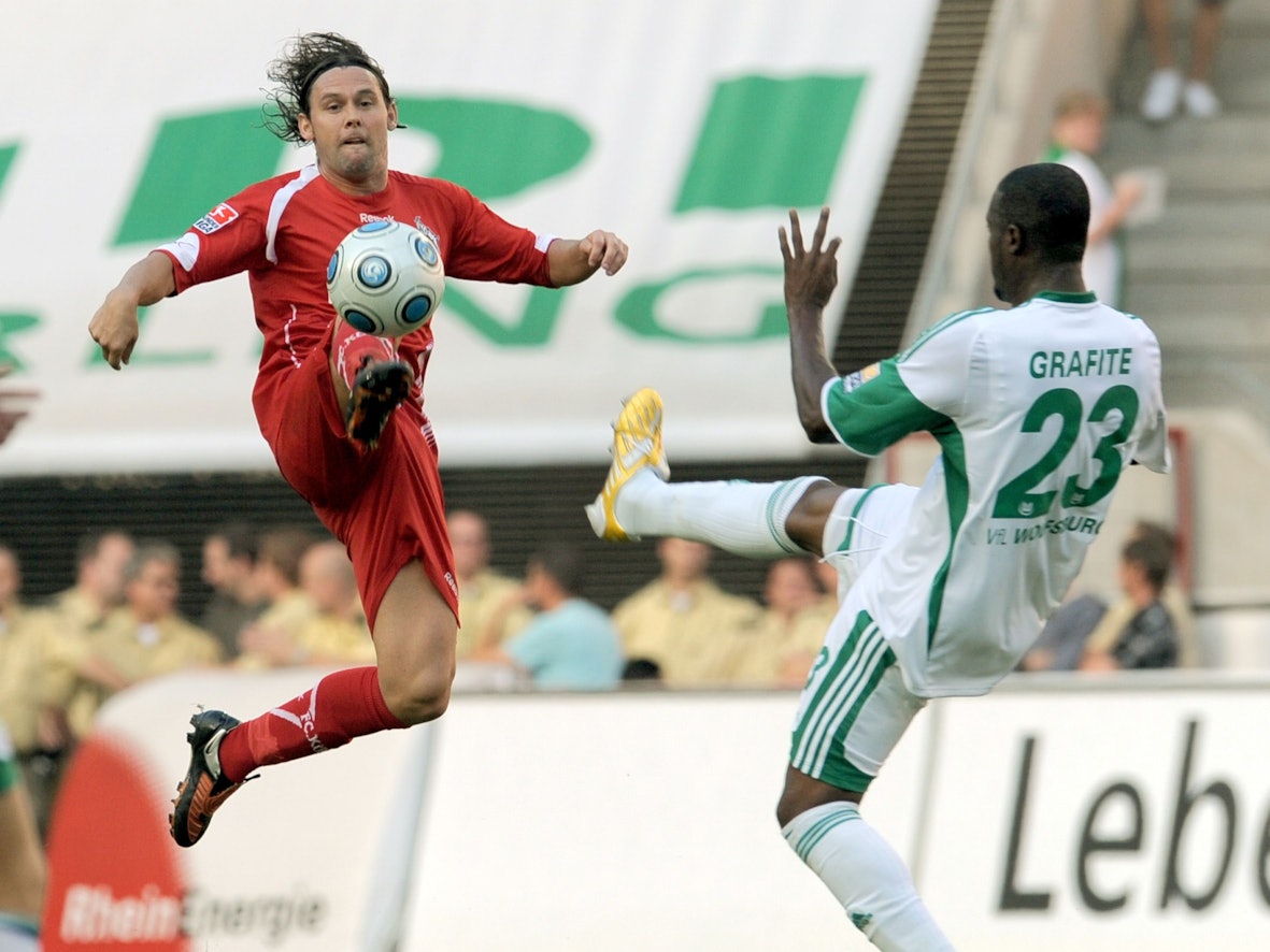 Maniche versucht im Sprung an den Ball zu kommen.