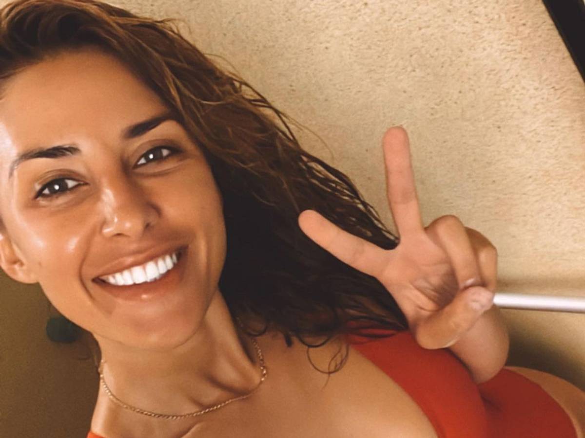 Jana Azizi, hier im Juni 2022 auf einem Instagram-Selfie, hat sich auf Wasserski getraut.