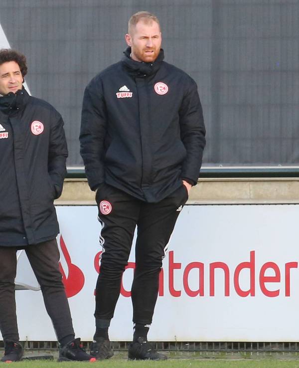 Lukas Sinkiewicz (r.) gemeinsam mit Düsseldorf U23-Trainer Nicolas Michaty, hier am 2. Februar 2022 beim Regionalliga-West Spiel zwischen Bor. Mönchengladbach und Fortuna Düsseldorf.