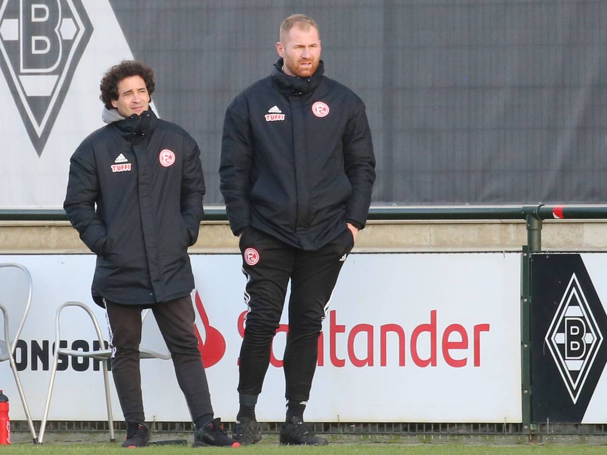 Lukas Sinkiewicz (r.) gemeinsam mit Düsseldorf U23-Trainer Nicolas Michaty, hier am 2. Februar 2022 beim Regionalliga-West Spiel zwischen Bor. Mönchengladbach und Fortuna Düsseldorf.