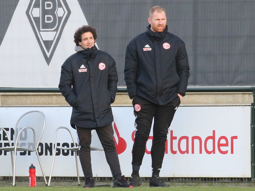 Lukas Sinkiewicz (r.) gemeinsam mit Düsseldorf U23-Trainer Nicolas Michaty, hier am 2. Februar 2022 beim Regionalliga-West Spiel zwischen Bor. Mönchengladbach und Fortuna Düsseldorf.