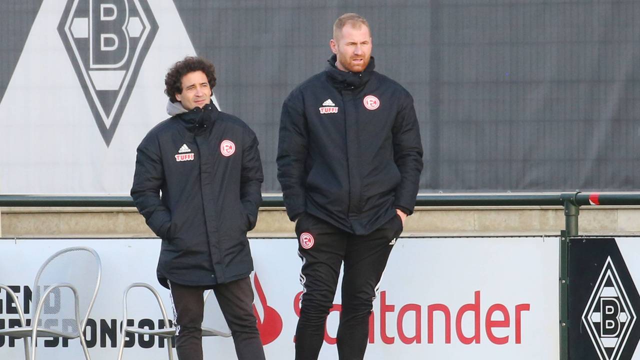 Lukas Sinkiewicz (r.) gemeinsam mit Düsseldorf U23-Trainer Nicolas Michaty, hier am 2. Februar 2022 beim Regionalliga-West Spiel zwischen Bor. Mönchengladbach und Fortuna Düsseldorf.