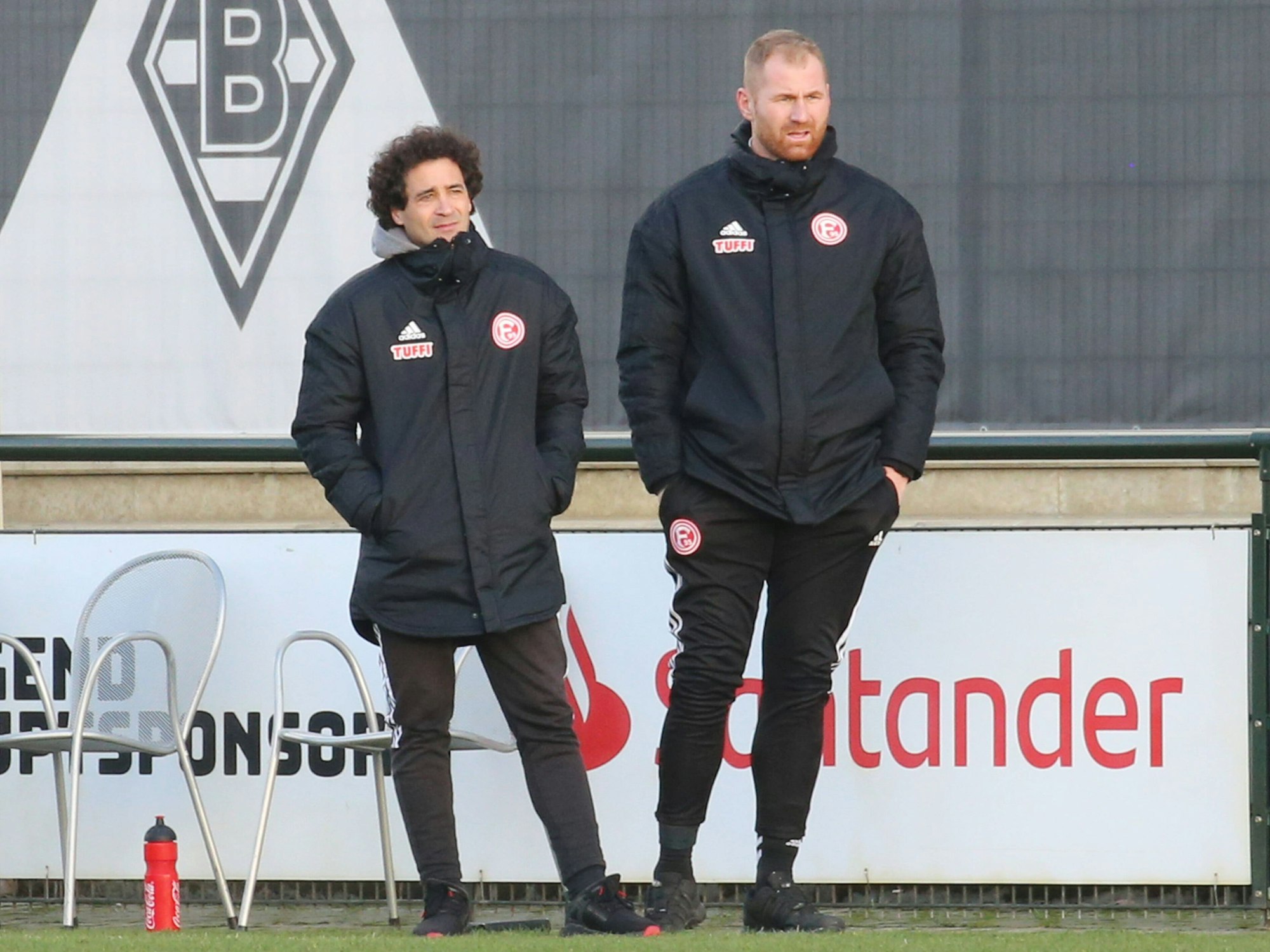 Lukas Sinkiewicz (r.) gemeinsam mit Düsseldorf U23-Trainer Nicolas Michaty, hier am 2. Februar 2022 beim Regionalliga-West Spiel zwischen Bor. Mönchengladbach und Fortuna Düsseldorf.