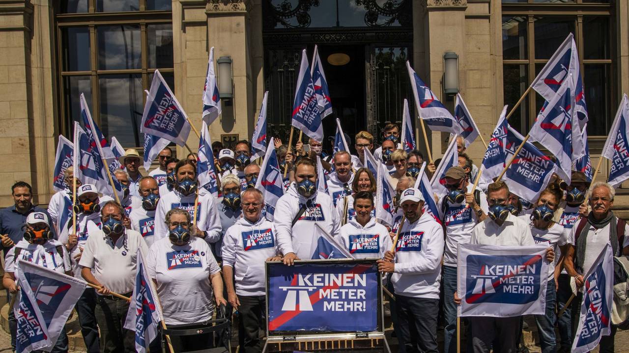 Das Bild vom 10. Juni 2022 zeigt die Menschen mit Schildern und Fahnen, welche mit dem Kampagnen-Motto „Keinen Meter mehr“ bedruckt sind.