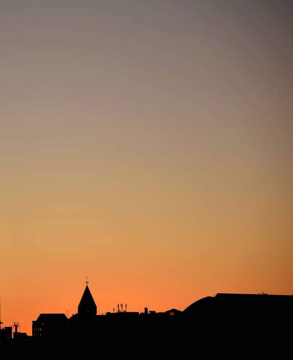 Die Silhouette des Kölner Doms bei Sonnenuntergang.