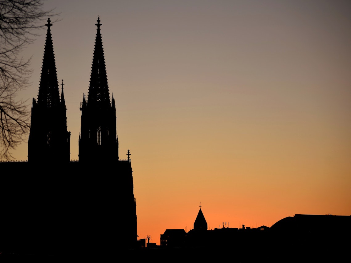 Die Silhouette des Kölner Doms bei Sonnenuntergang.