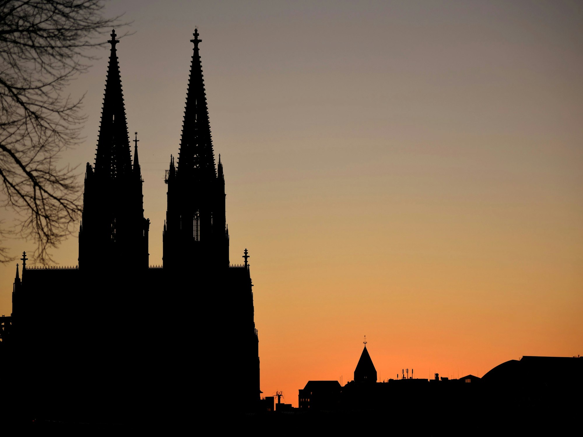 Die Silhouette des Kölner Doms bei Sonnenuntergang.