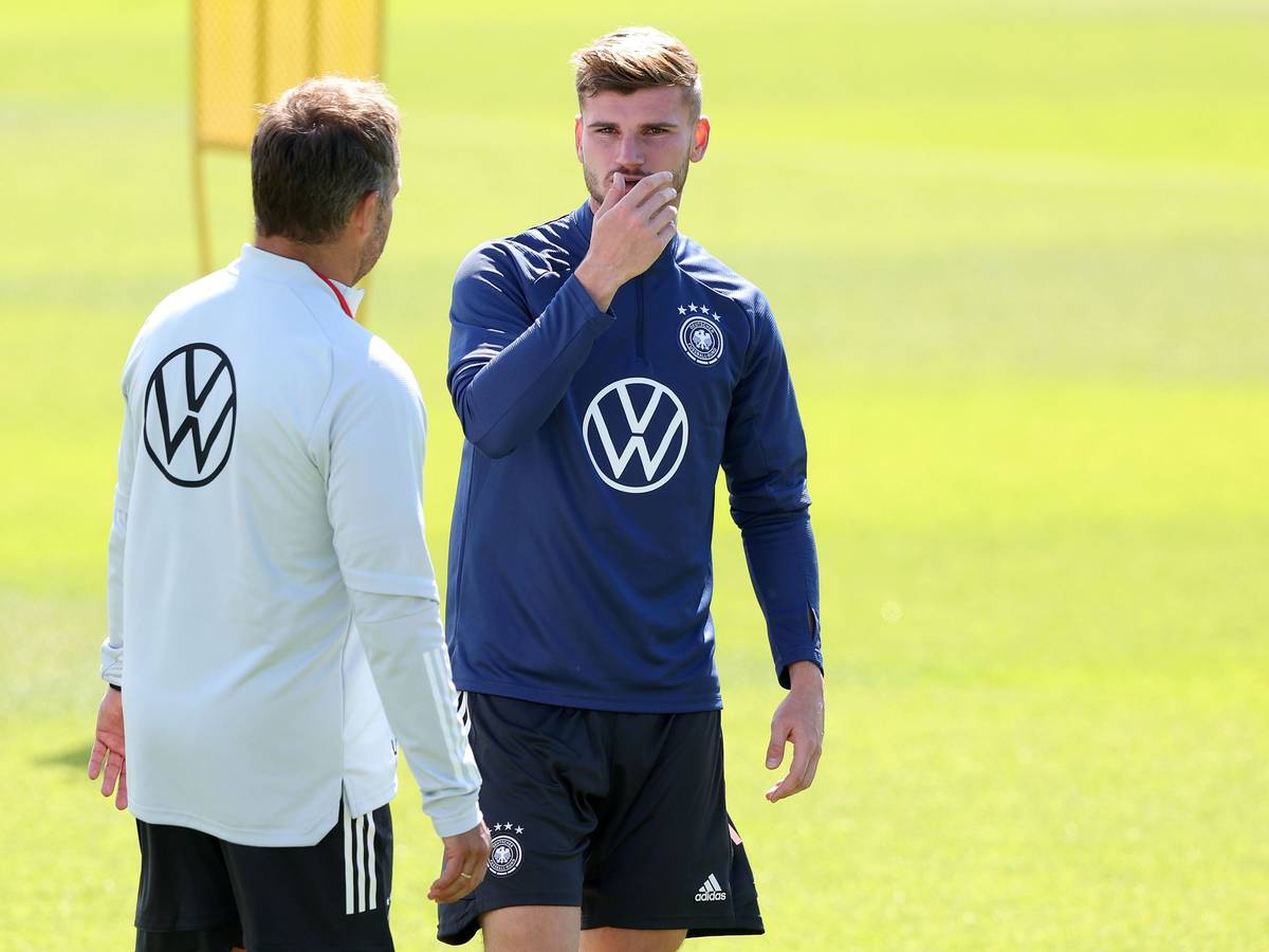 Hansi Flick spricht mit Timo Werner auf dem Trainingsplatz.