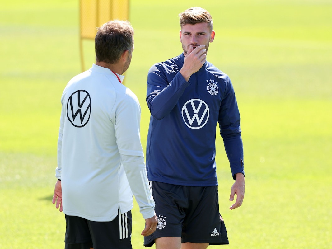 Hansi Flick spricht mit Timo Werner auf dem Trainingsplatz.