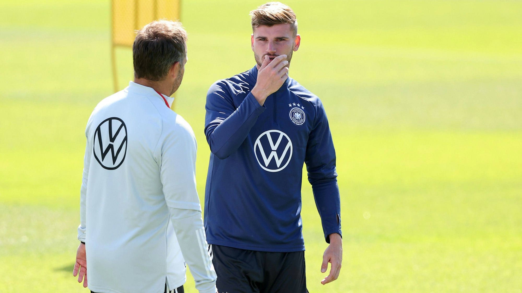 Hansi Flick spricht mit Timo Werner auf dem Trainingsplatz.