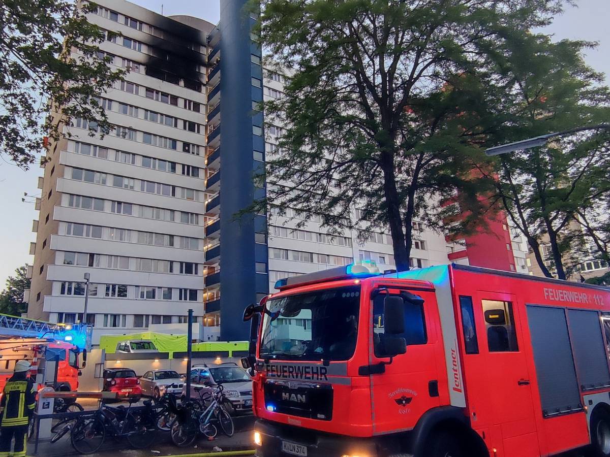 Die Feuerhwehr am Brandort in der Graeffstraße in Köln-Ehrenfeld am Freitagmorgen (10. Juni).