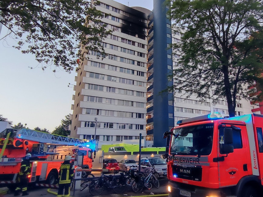 Die Feuerhwehr am Brandort in der Graeffstraße in Köln-Ehrenfeld am Freitagmorgen (10. Juni).