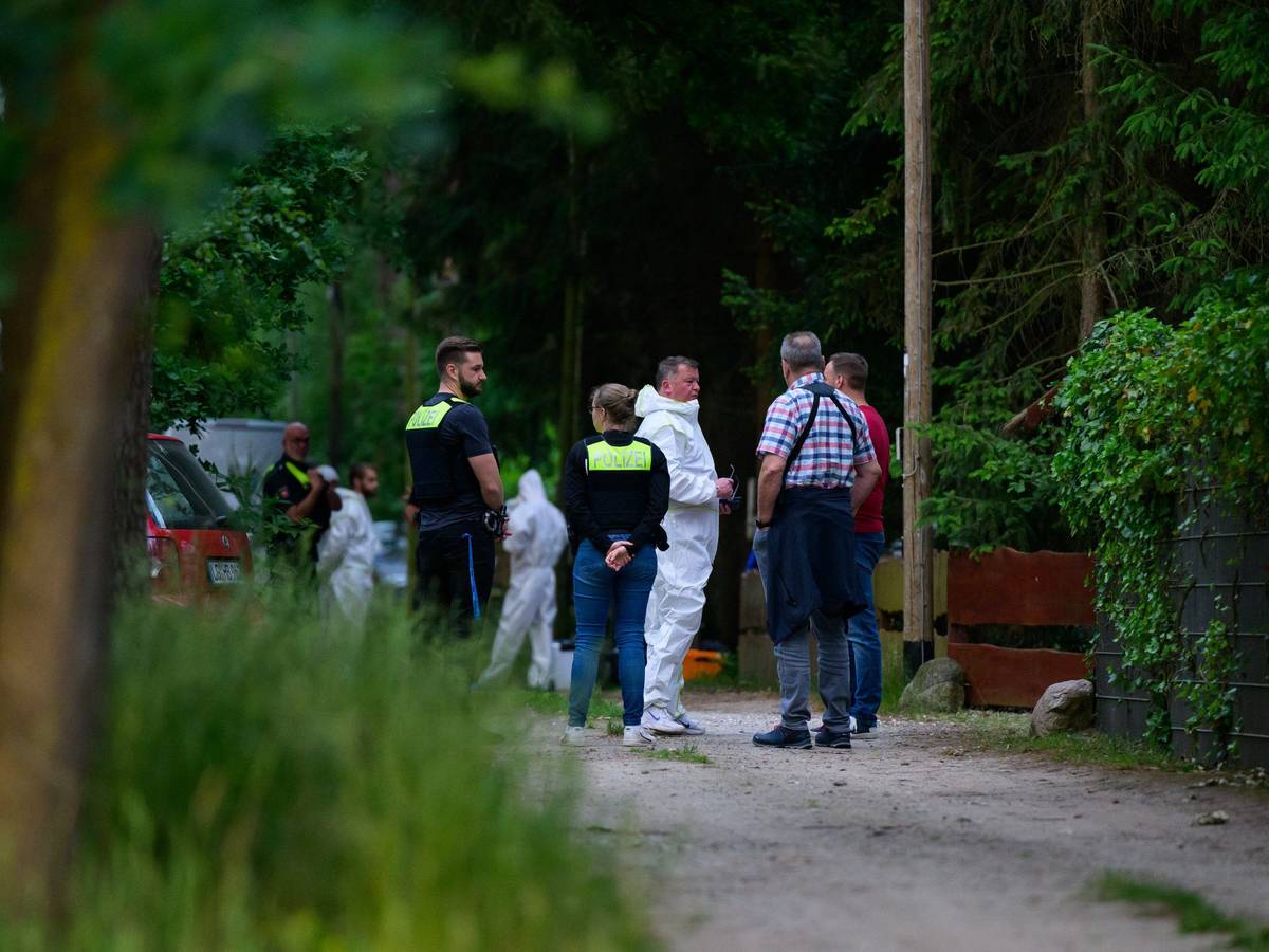 Ermittler der Polizei arbeiten am Tatort.