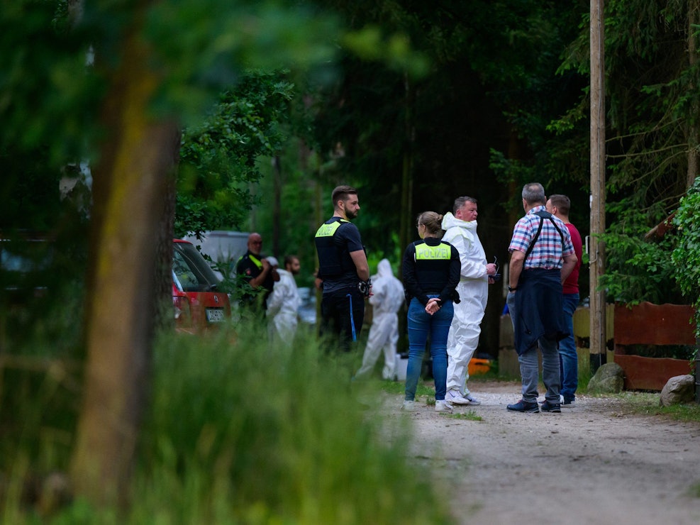 Ermittler der Polizei arbeiten am Tatort.