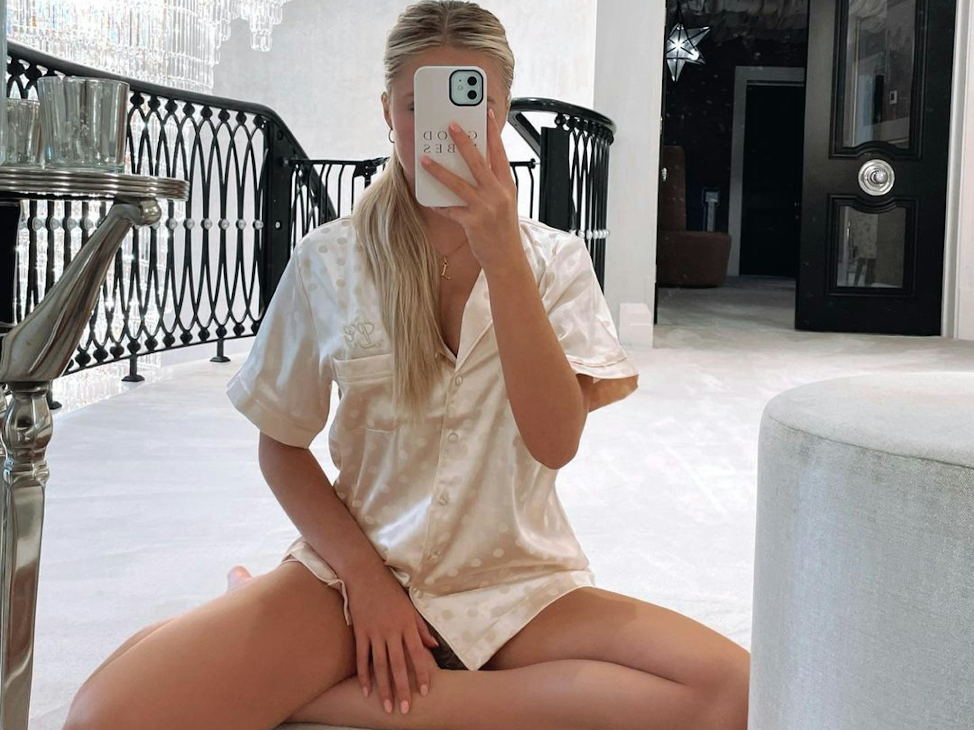 Lilly Gerrard posiert für ein Selfie.