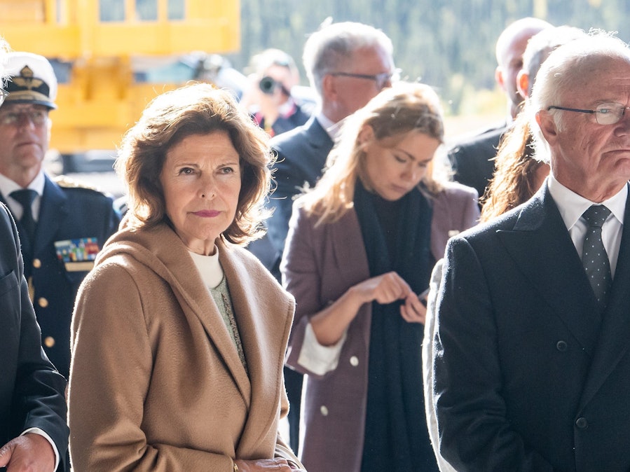 Königin Silvia und König Carl Gustaf aus Schweden (hier auf einem Archivbild im Jahr 2021) haben einen offiziellen Termin plötzlich abgebrochen. Zuvor hatte Putin eine Drohung ausgesprochen.