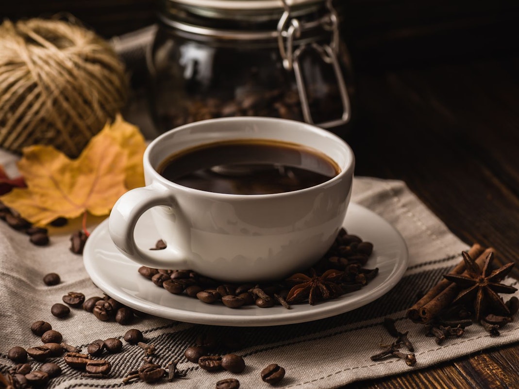 Ein Kaffee von Aldi Nord wurde zurückgerufen. Das Symbolbild zeigt eine Tasse mit schwarzem Kaffee und steht nicht in Zusammenhang mit dem Rückruf.