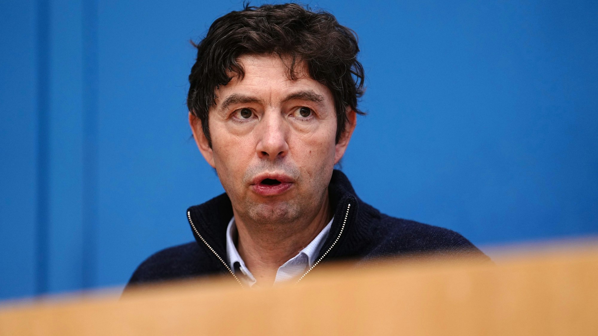 Christian Drosten, Direktor des Instituts für Virologie an der Charité Berlin (hier im Januar 2022 bei einer Bundespressekonferenz), warnt davor, an der Forschung zu sparen.
