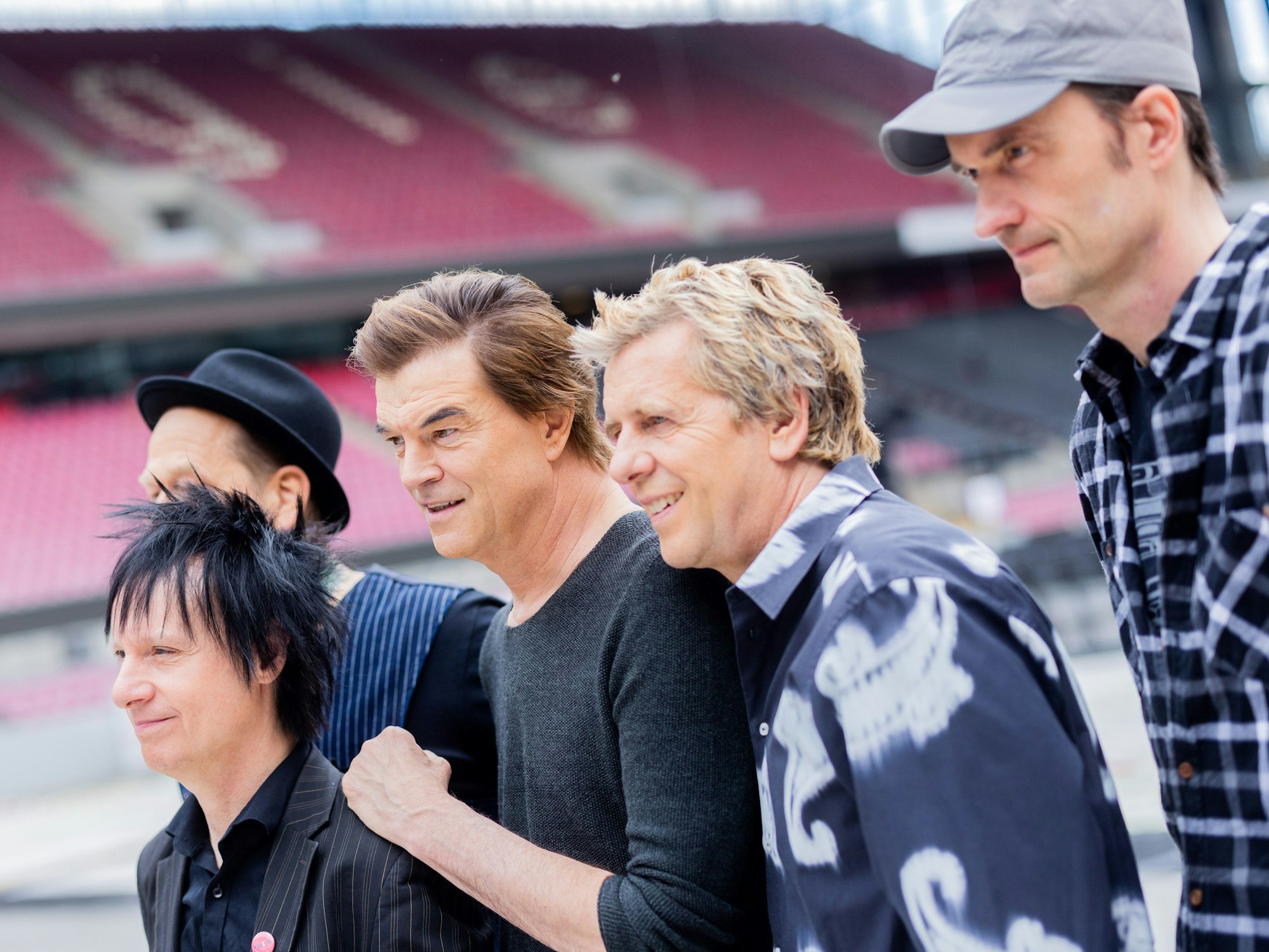 Köln: Campino (M, bürgerlich: Andreas Frege), Sänger der Punkband ·Die Toten Hosen·, Andreas von Holst (l, Kuddel), Michael Breitkopf (r, Breiti), Andreas Meurer (Andi) und Stephen George Ritchie stehen im FC-Stadion.