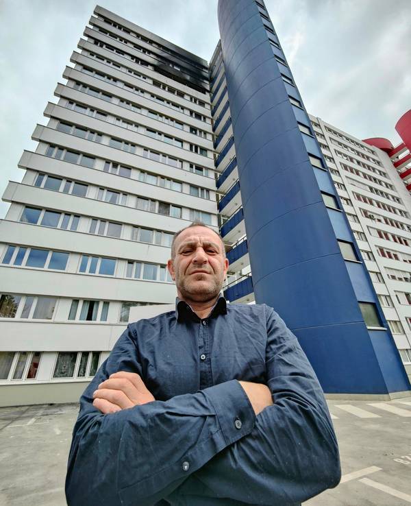 Ali R. vor dem Wohnhaus in Neuehrenfeld.