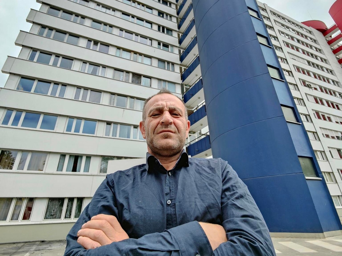 Ali R. vor dem Wohnhaus in Neuehrenfeld.