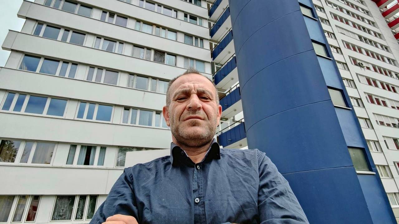 Ali R. vor dem Wohnhaus in Neuehrenfeld.