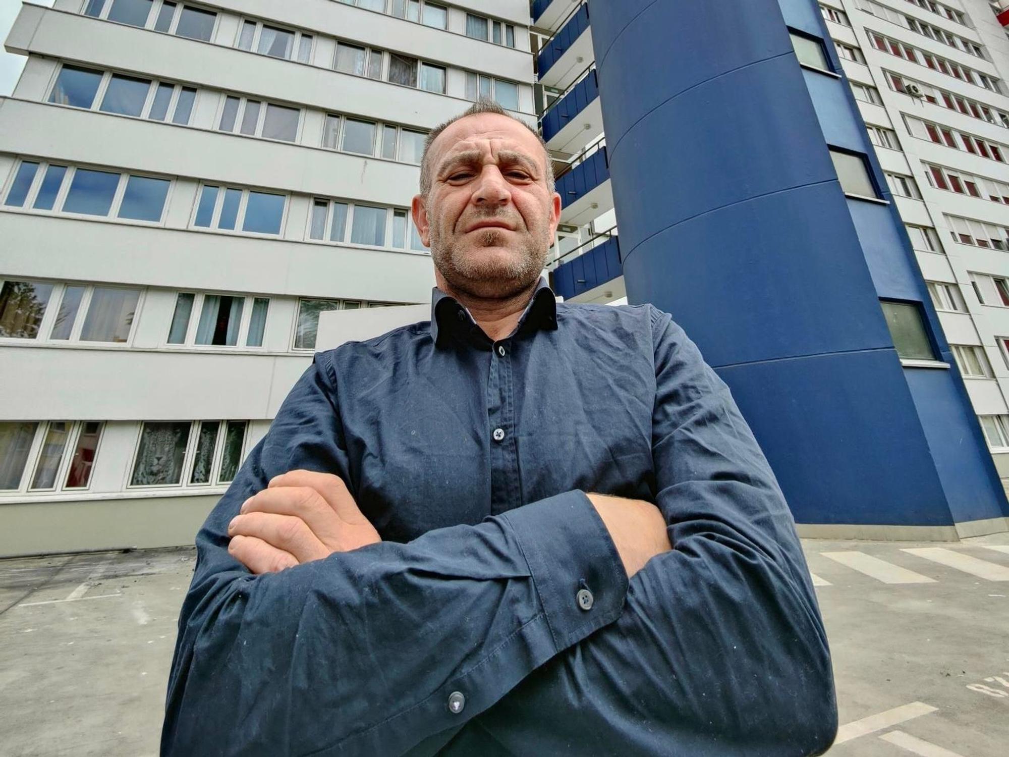 Ali R. vor dem Wohnhaus in Neuehrenfeld.