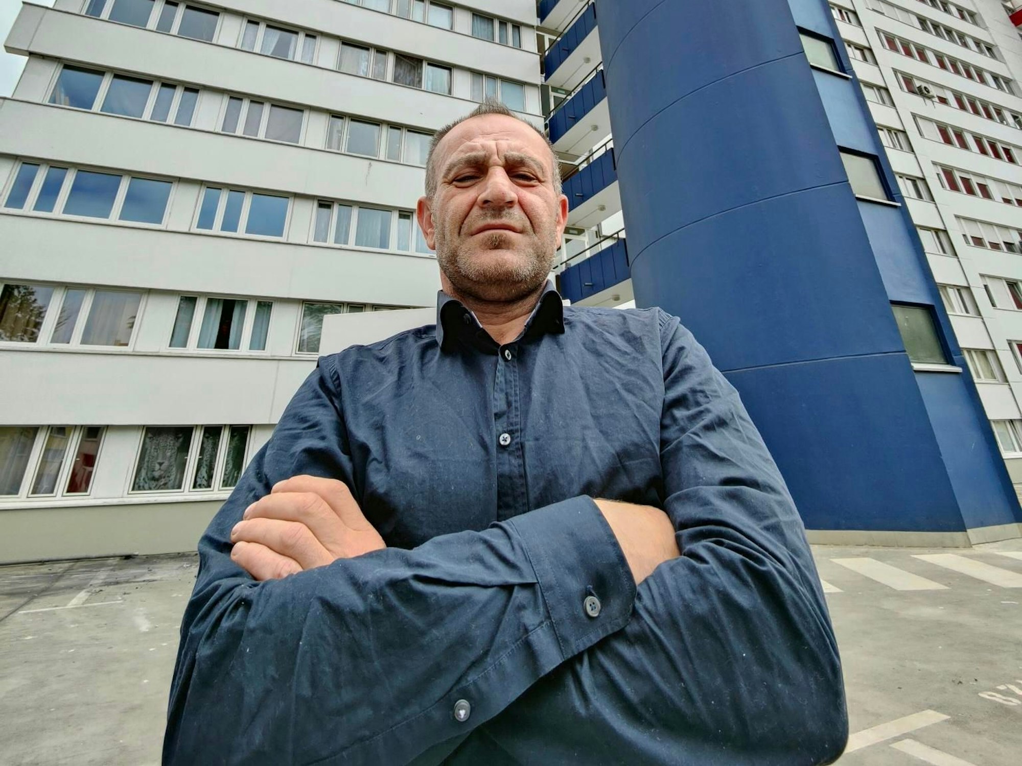 Ali R. vor dem Wohnhaus in Neuehrenfeld.