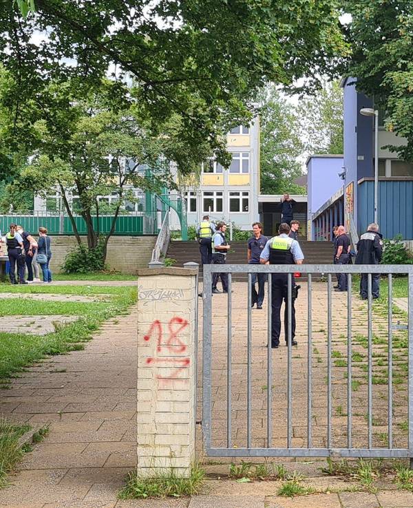 Einsatzkräfte stehen im Eingangsbereich einer Schule. An einer Essener Realschule haben Schüler aus einer Flasche eine unbekannte Flüssigkeit getrunken und danach massive gesundheitliche Probleme bekommen.