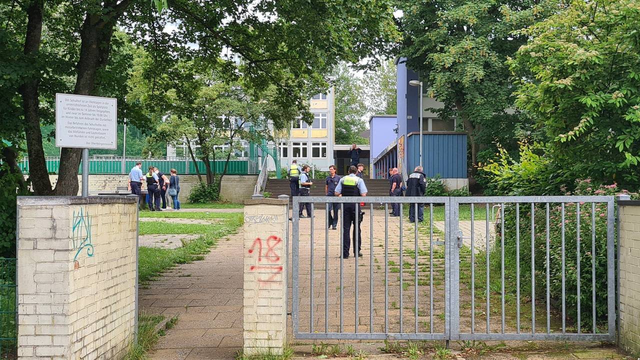 Einsatzkräfte stehen im Eingangsbereich einer Schule. An einer Essener Realschule haben Schüler aus einer Flasche eine unbekannte Flüssigkeit getrunken und danach massive gesundheitliche Probleme bekommen.