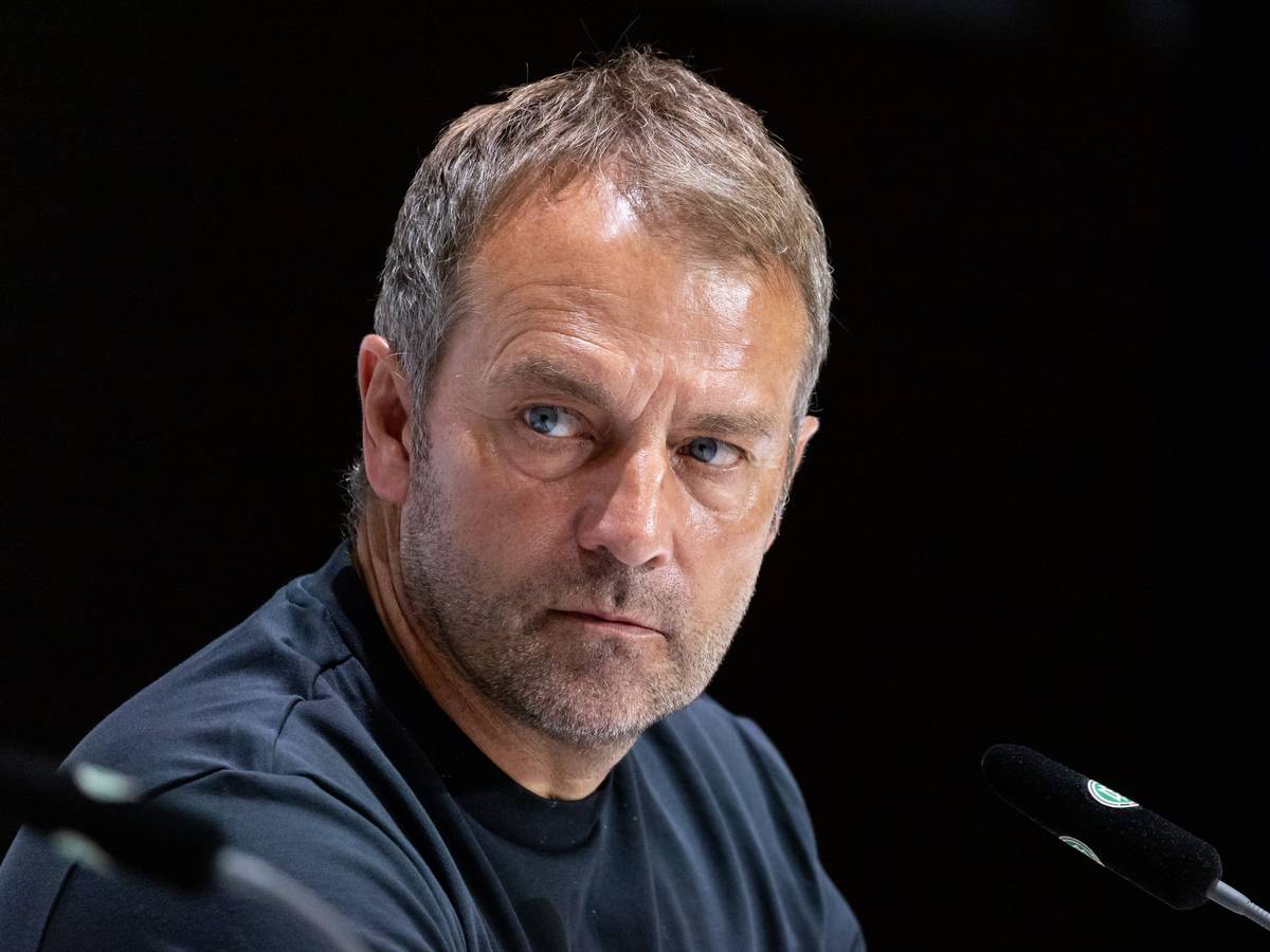 Trainer Hansi Flick nimmt an einer Pressekonferenz teil.