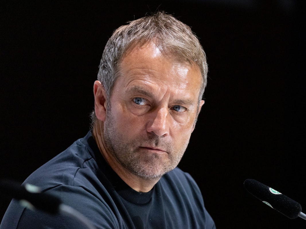 Trainer Hansi Flick nimmt an einer Pressekonferenz teil.