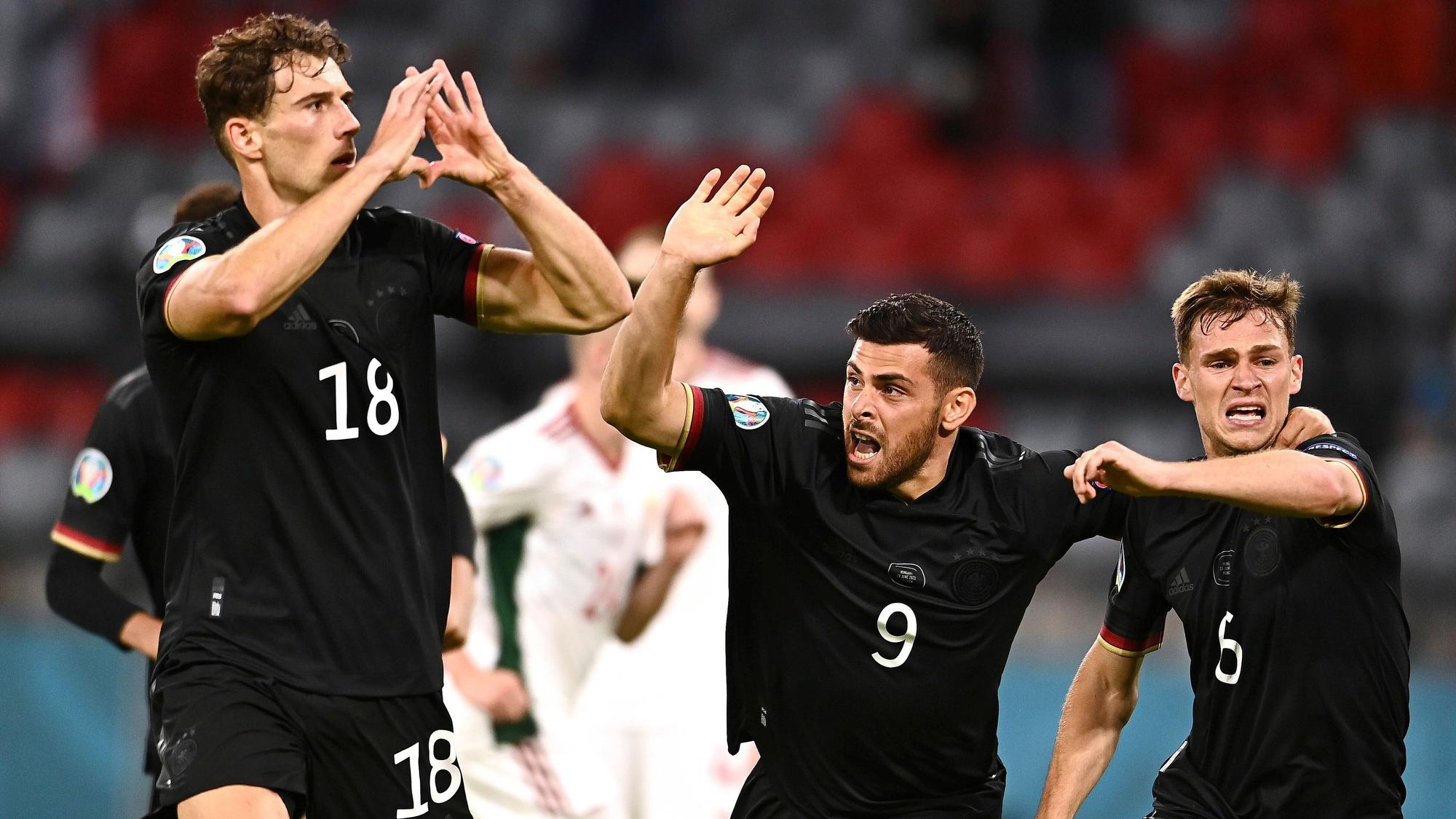 Deutschlands Leon Goretzka (l-r) bejubelt sein Tor zum 2:2 mit Kevin Volland Joshua Kimmich.