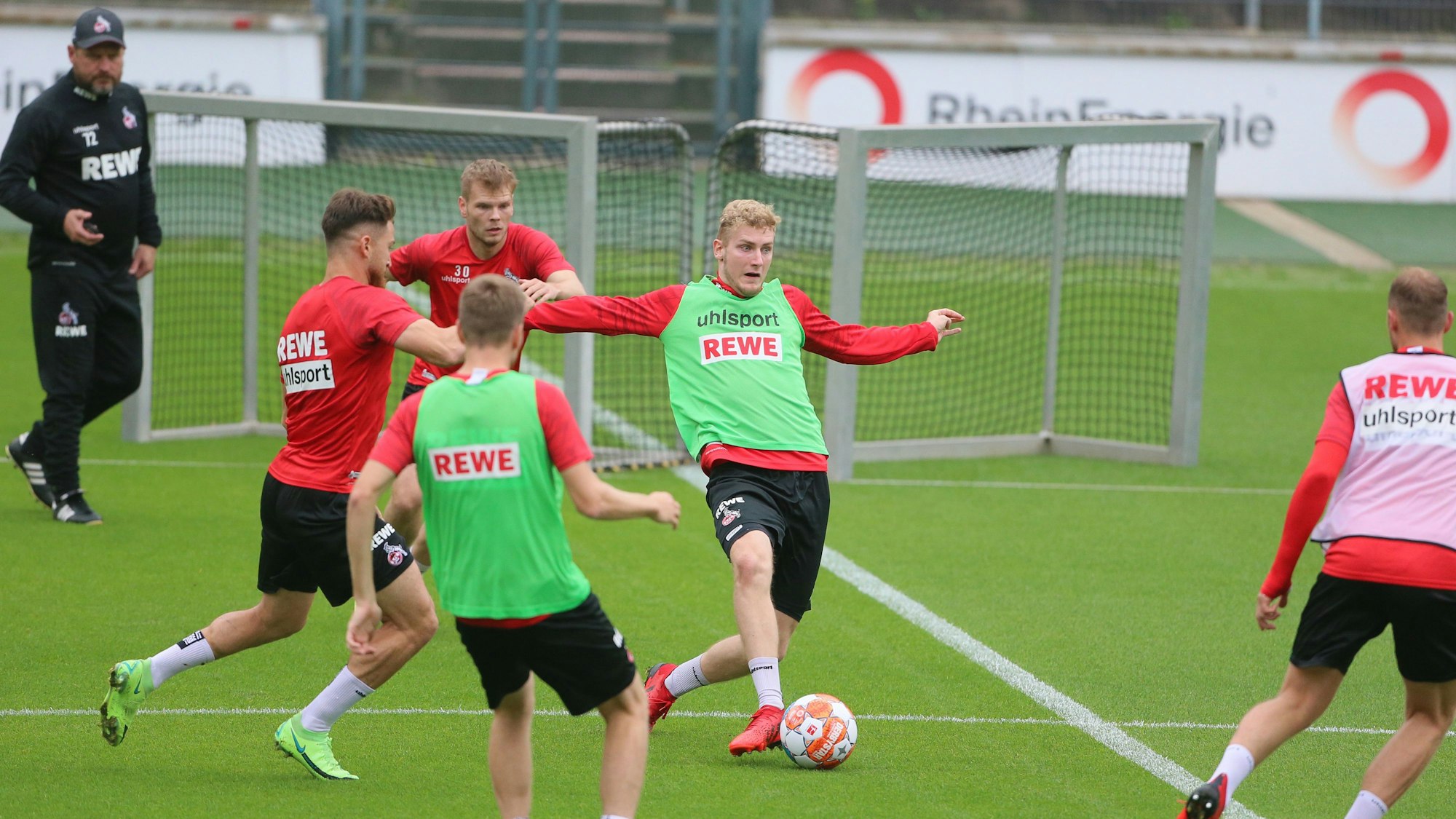 Meiko Sponsel (am Ball, hier am 1. September 2021 im Profi-Training) kickt in der kommenden Saison für Rot-Weiss Essen.