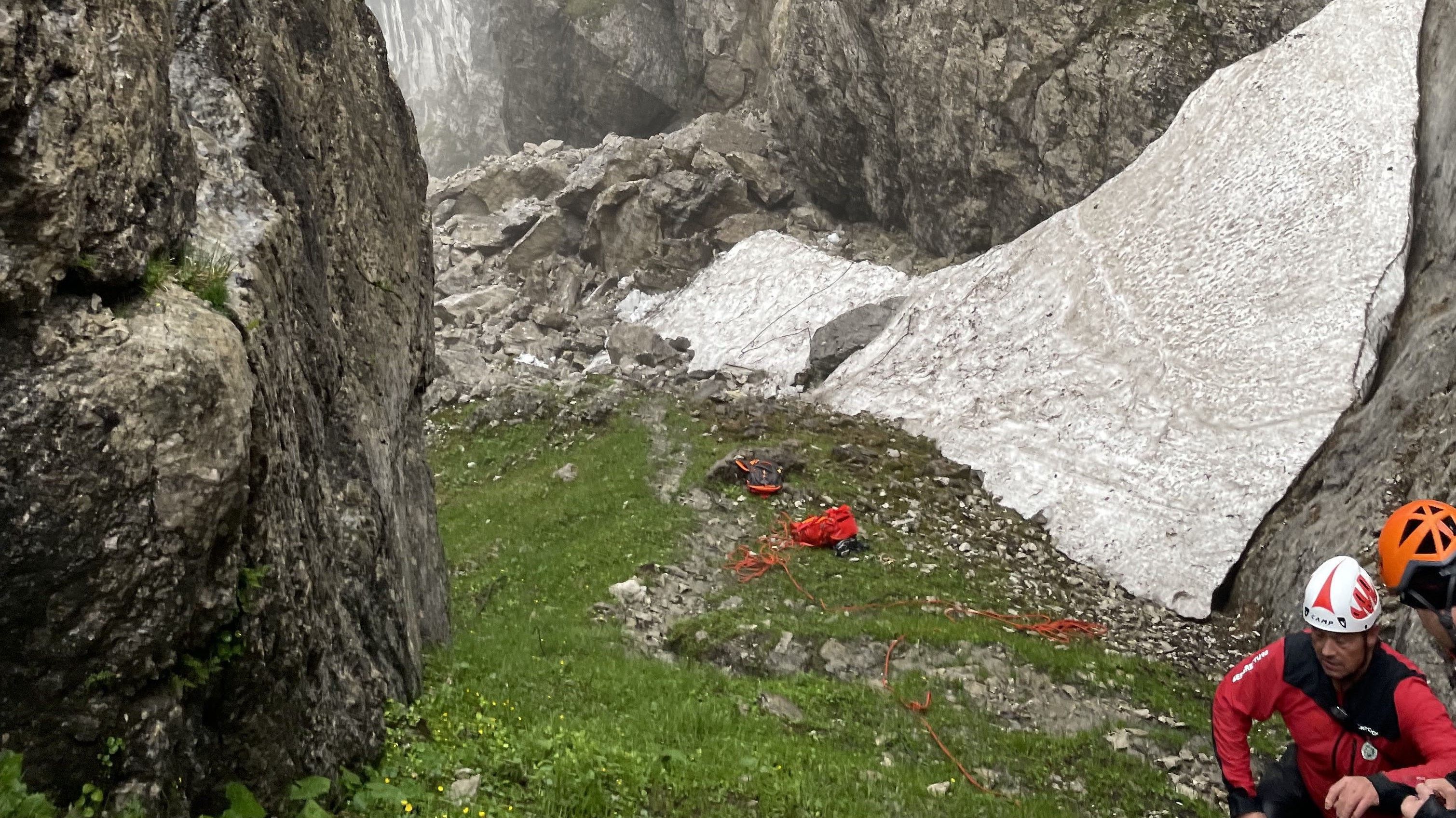 Rettungskräfte arbeiten am 9. Juni in der Nähe des Spripsenjochs im Tiroler Kaisergebirge in einem Berghang, in dem es zu einem Felssturz gekommen ist. Der verschüttete Bundeswehrsoldat konnte nur tot geborgen werden.