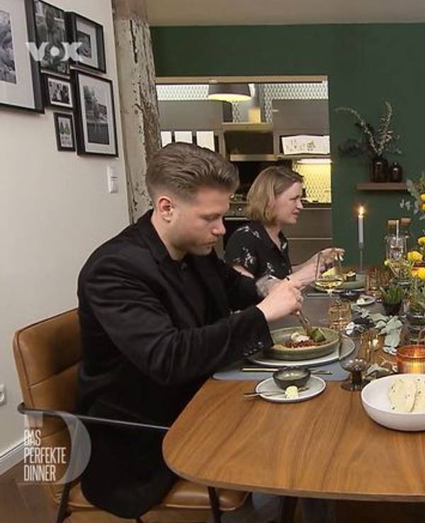 Bei Carina (zweite von links) in Emden trifft sich die Feinschmeckerrunde zum Finalabend von "Das perfekte Dinner" in Ostfriesland.