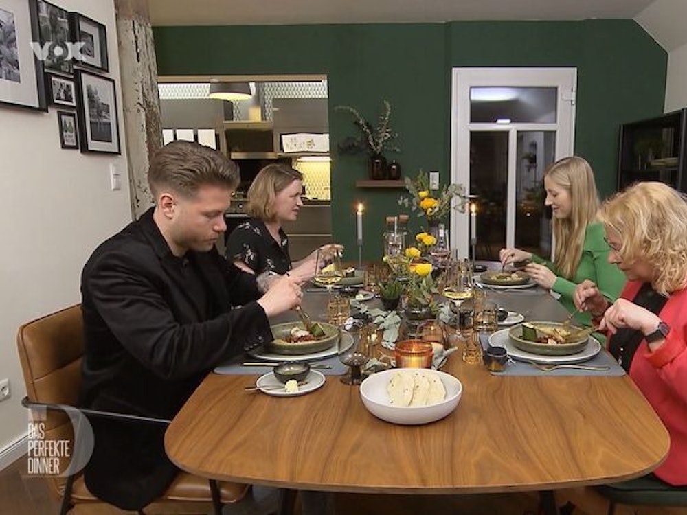 Bei Carina (zweite von links) in Emden trifft sich die Feinschmeckerrunde zum Finalabend von "Das perfekte Dinner" in Ostfriesland.